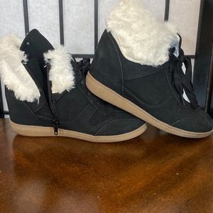 Girls Size 5 black suede / faux fur trimmed ankle boots zip Justice